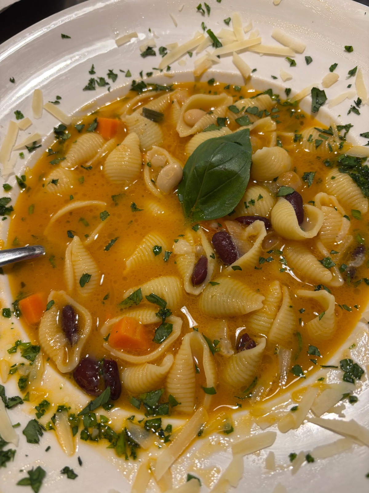 Fusilli mit Champignon Erbsen und Zwiebeln 